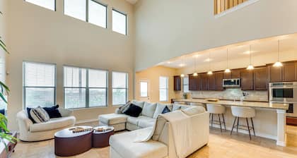 7 Mi to Lake Casa Blanca: Laredo Family Home!