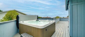 Beach Access & Hot Tub: Coastal Gem in Manchester