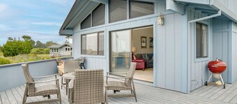 Beach Access & Hot Tub: Coastal Gem in Manchester