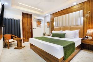 Premium bedding, desk, iron/ironing board, free WiFi