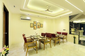 Se ofrece un desayuno bufé (300 INR por persona)