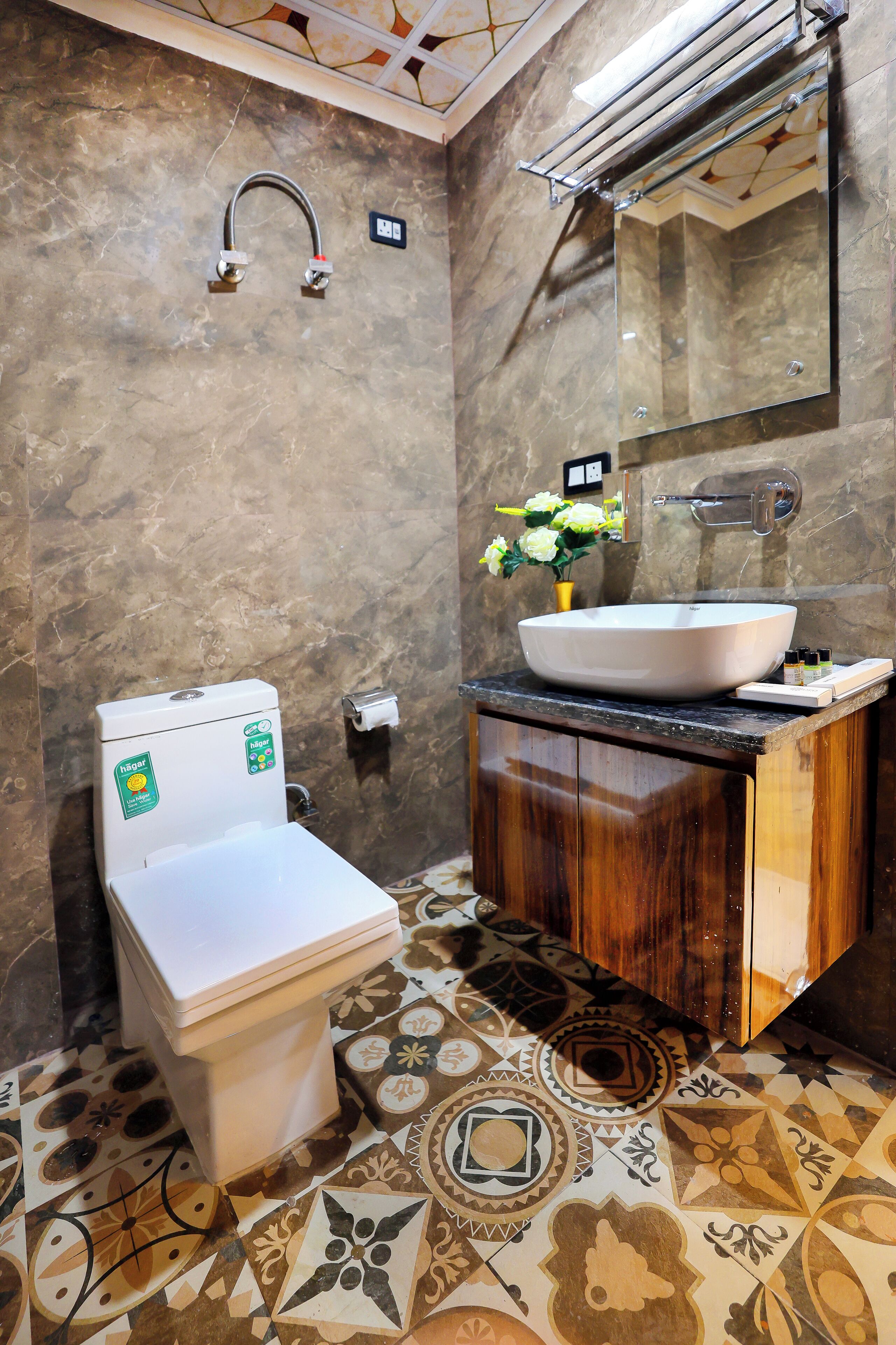 Een douche, een regendouche, gratis toiletartikelen, pantoffels