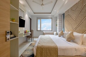 Habitación doble Deluxe | Ropa de cama de alta calidad y escritorio 