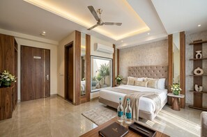 Habitación Premium | Ropa de cama de alta calidad y escritorio 