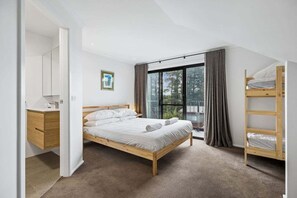 3 habitaciones, tabla de planchar con plancha, wifi y ropa de cama