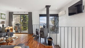 Smart TV, fireplace