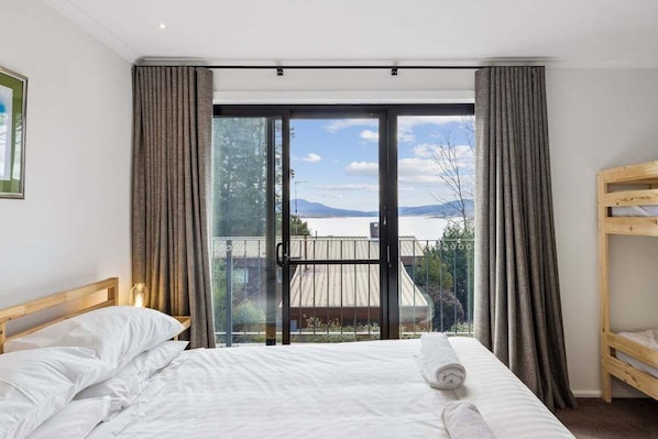 3 habitaciones, tabla de planchar con plancha, wifi y ropa de cama