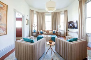 TV, books, offices - Contemporary Compound | Heated Pool (Savannah)