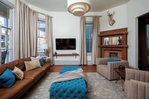 Televisión, libros y oficina 