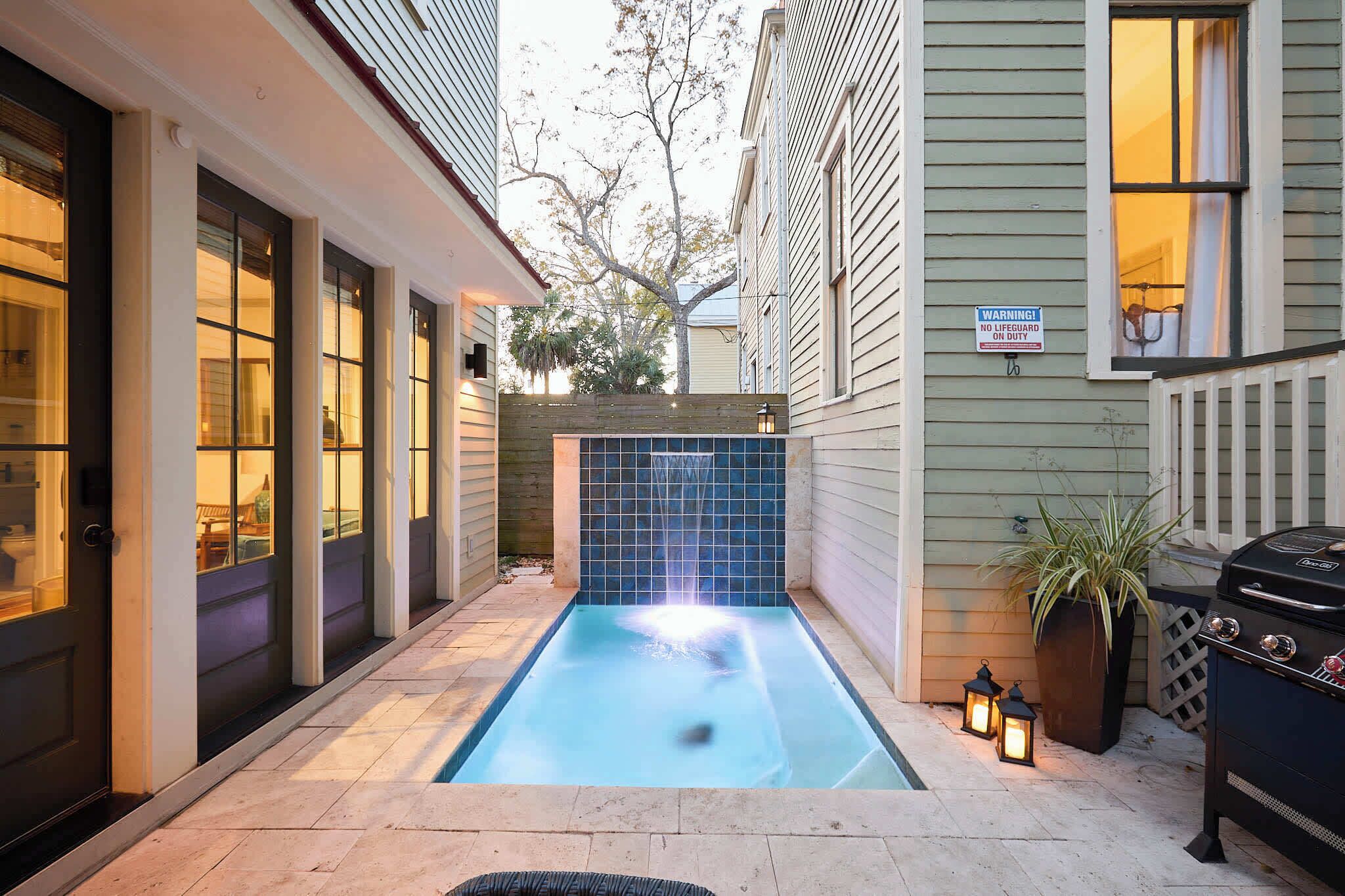 Una piscina al aire libre, una piscina climatizada