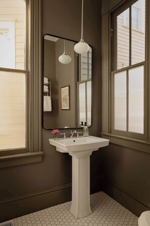 Unclassified image, 5 of 63, button