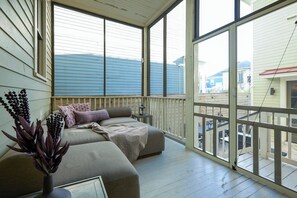 Fernseher, Bücher, Arbeitsbereiche