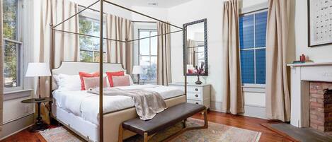 7 soverom, skrivebord, strykejern/-brett og reiseseng for barn