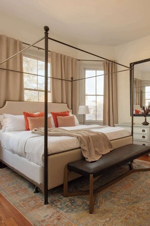 7 عدّة غرف نوم ومكتب ومكواة/لوح كي وسرير سفر