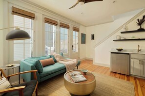 تلفزيون، كُتُب، مكتب