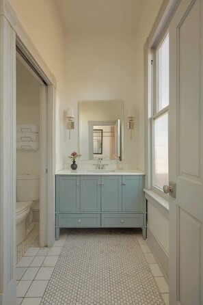 تجهيزات دش، مجففات شعر، مناشف، صابون