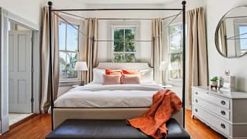 7 bedrooms, desk, iron/ironing board, travel crib