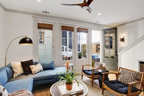 Televisión, libros, oficina