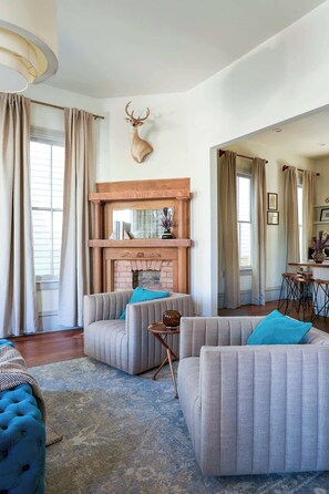 TV, books, offices - Contemporary Compound | Heated Pool (Savannah)