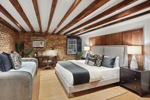 3 bedrooms, desk, iron/ironing board, travel cot