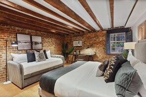 3 bedrooms, desk, iron/ironing board, travel crib