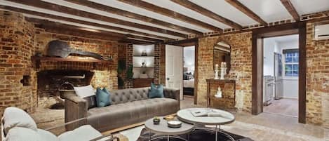 Télévision, livres, espaces bureaux