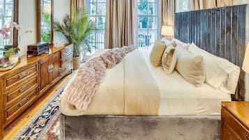 4 bedrooms, desk, iron/ironing board, travel crib