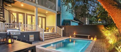 Een buitenzwembad en een verwarmd zwembad