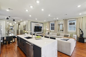 Télévision, livres, espaces bureaux