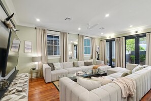 Televisie, boeken en een kantoor