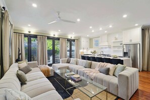 TV, livros, escritórios