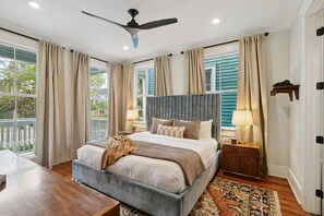 4 slaapkamers, een bureau, een strijkplank/strijkijzer, reisbedje