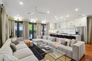 Télévision, livres, espaces bureaux