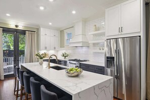 Geladeira, micro-ondas, fogão, cooktop