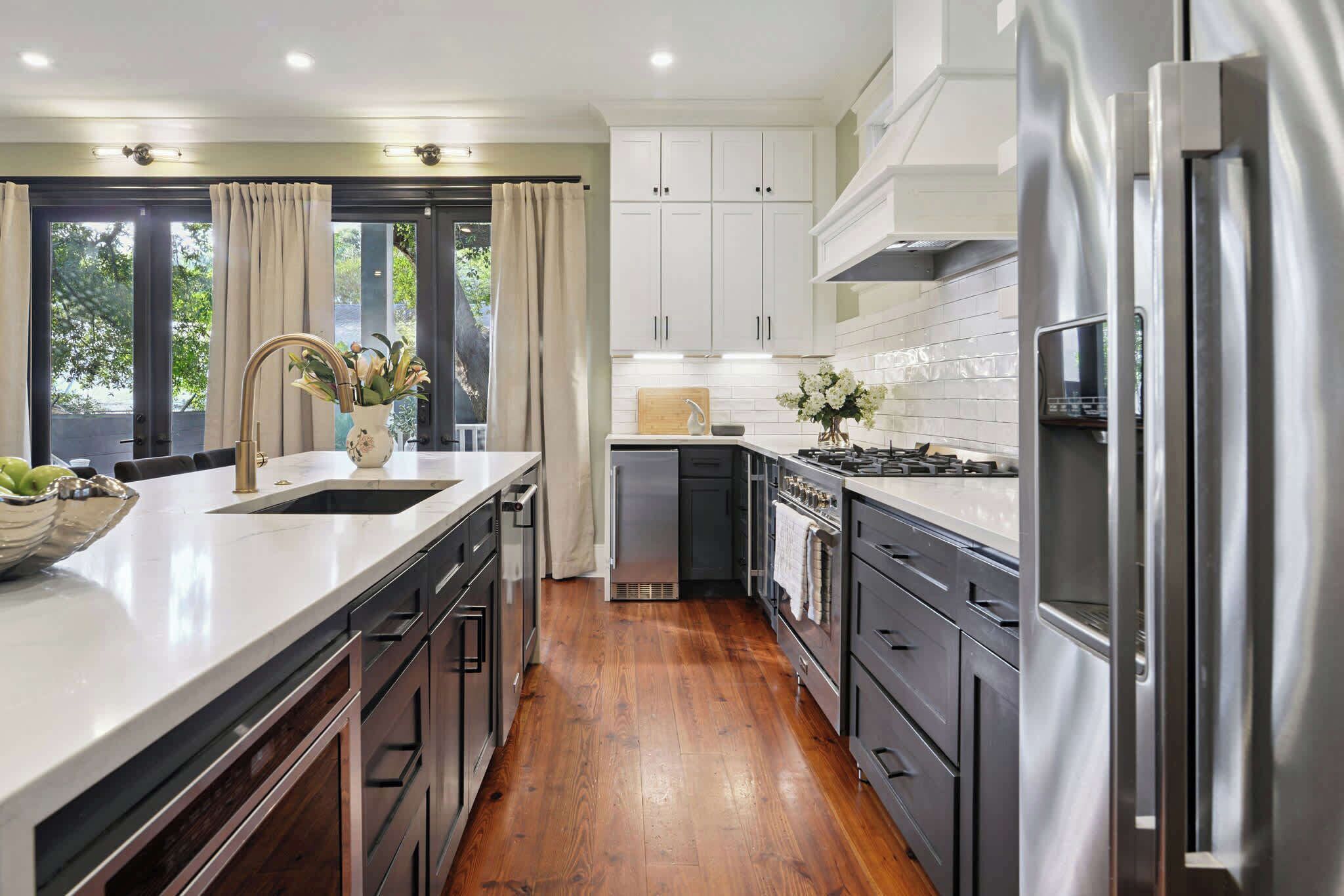 冷蔵庫、電子レンジ、オーブン、コンロ