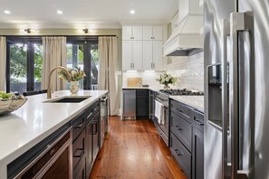 Een koelkast, een microgolfoven, een oven, een kookplaat