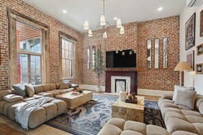 Télévision, livres, espaces bureaux