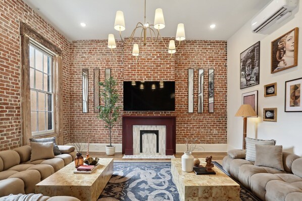 Télévision, livres, espaces bureaux