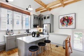 Fridge, oven, stovetop, dishwasher