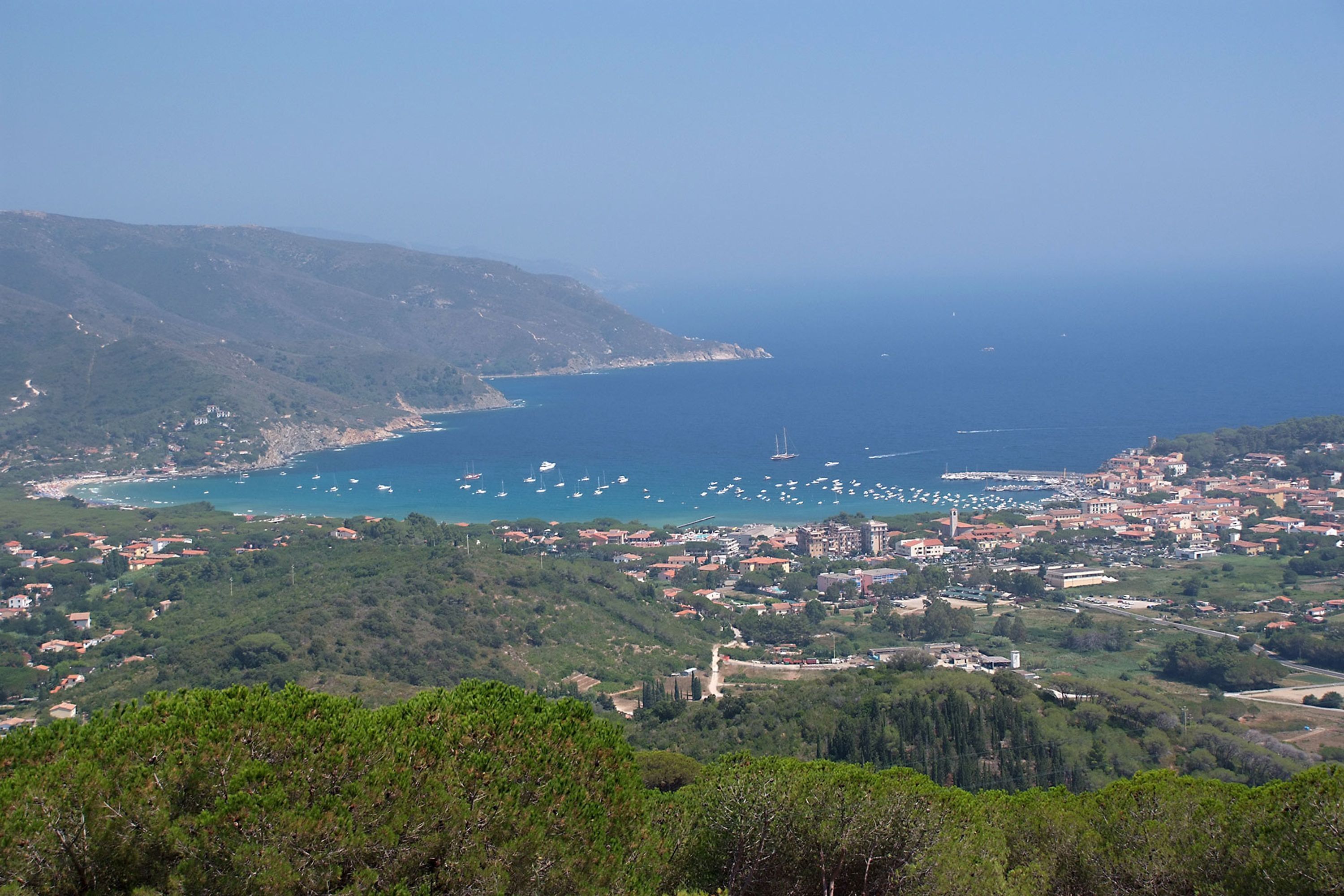 Una località costiera con vista sul mare, edifici e vegetazione.