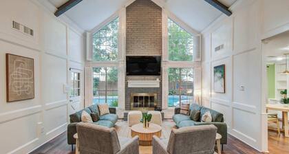 5-BD/3.5-BA Grand Getaway + Backyard Pool Paradise