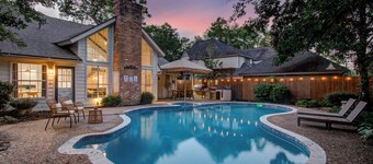 5-BD/3.5-BA Grand Getaway + Backyard Pool Paradise