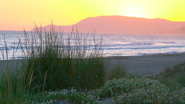 A coastal landscape with a sunset, waves, and vegetation. - Villa Kadal a 100 Metri dal Mare (Grosseto)