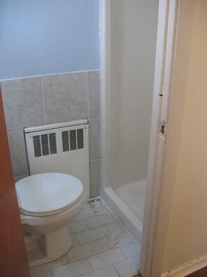 Een douche, een haardroger, handdoeken