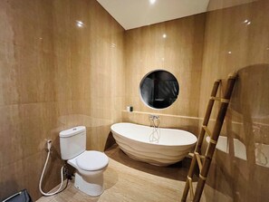 Haartrockner, Handtücher, Seife, Toilettenpapier
