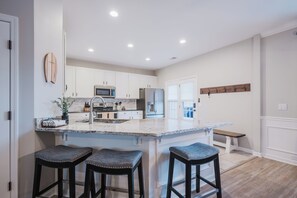 冷蔵庫、電子レンジ、コンロ、食器洗い機