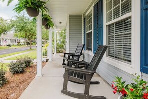 Terrace/patio - Welcome to the Lowcountry Lodge - cornhole, beach chairs, walk to town (Bluffton)