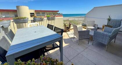 Sea view apartment - direct beach access