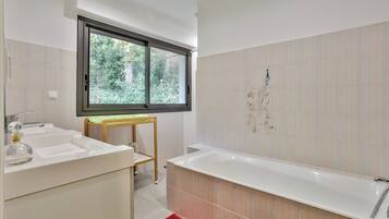 Douche, sĂšche-cheveux, serviettes fournies