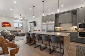 Fridge, microwave, oven, stovetop - Canyon Country Oasis: Desert Color Lagoon + Beaches (St. George)